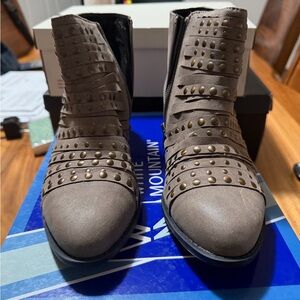 White Mountain Desire Stone/Taupe Suede Studded Ankle Booties 7.5M New